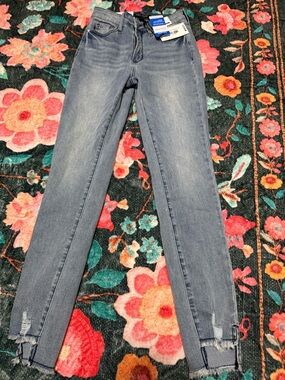 Judy Blue Light Wash Skinny Jeans with Frayed Ankles-Mid Rise/Relaxed Fit